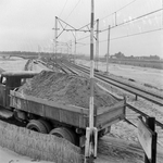 837024 Afbeelding van de werkzaamheden aan de spoorlijn tussen Schiedam en Delft, ter hoogte van Schiedam.